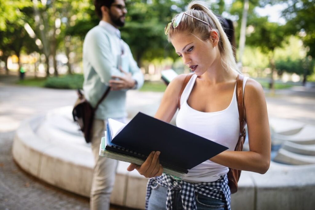 Chica universitaria pensando que master hacer despues del grado superior