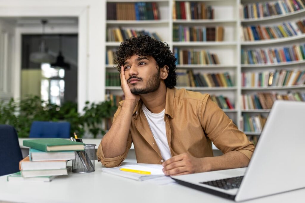 Estudiante pensando sobre qué Master hacer despues de un grado superior