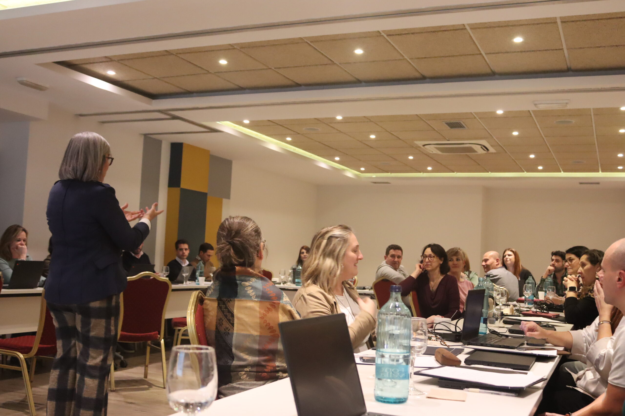 Lourdes Hernandez, CEO Datahack, dando una charla de IA y Big Data