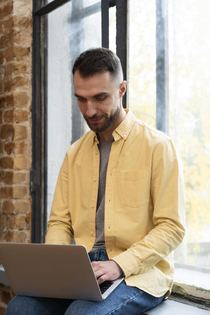 Hombre usando computadora en curso online